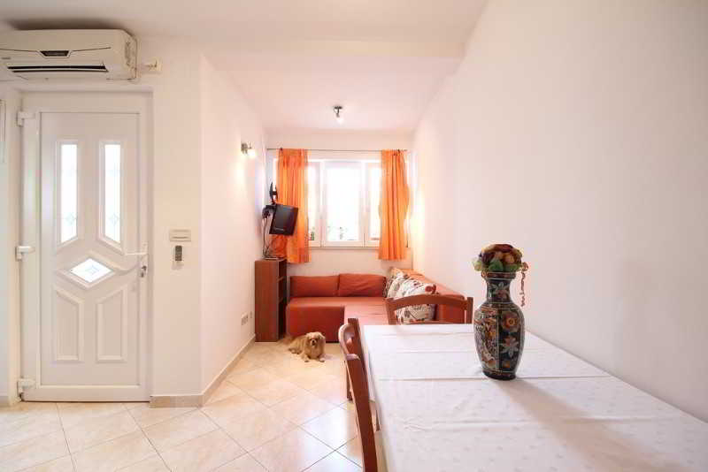 Room
Room
di Zdravka