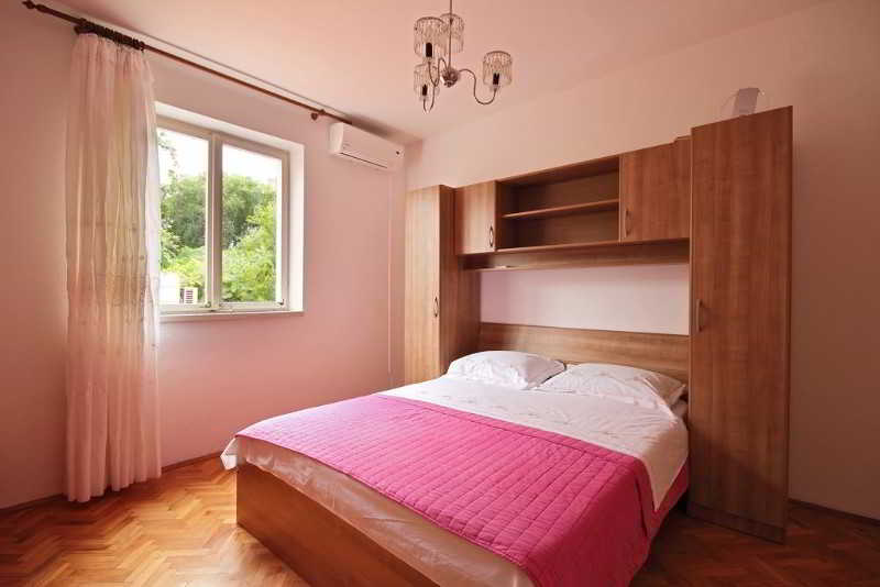 Room
Room
di Zdravka