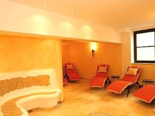 Sports and Entertainment
Sports and Entertainment
di Glaserer-Haus