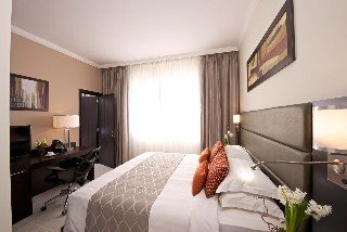 Room
Room
di The Royal Riviera