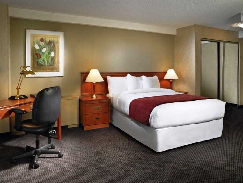 Room
 di Coast Edmonton Plaza Hotel