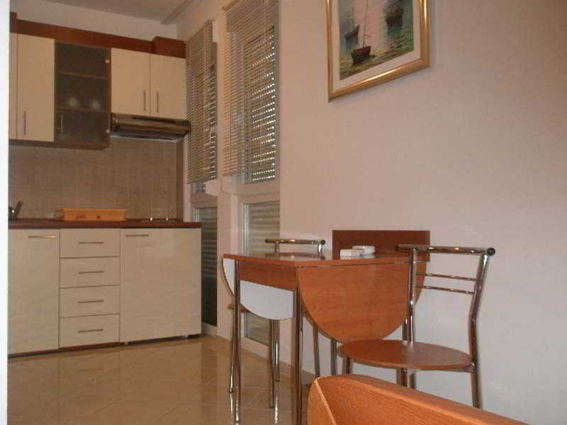 Room
Room
di Apartmani Znjan