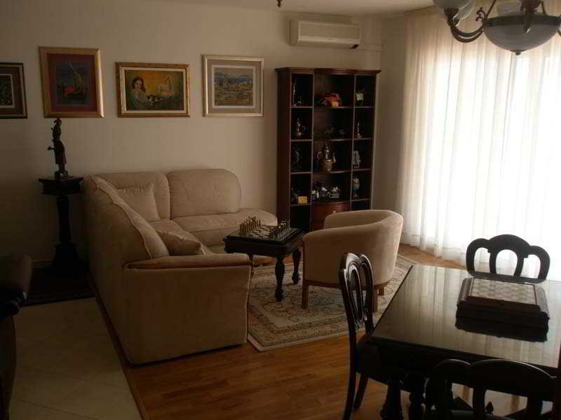 Room
Room
di Apartmani Znjan