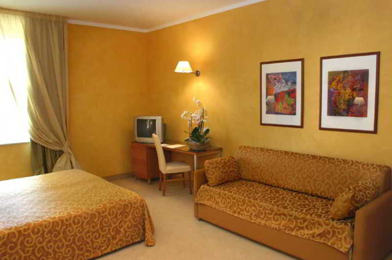 Room
Room
di Hotel President