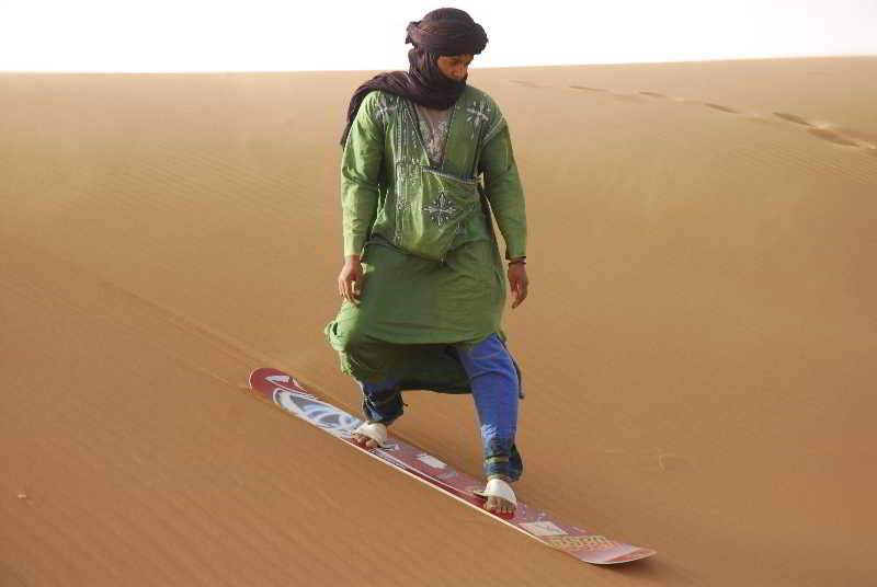 Sports and Entertainment
Sports and Entertainment
di Le Dromblanc