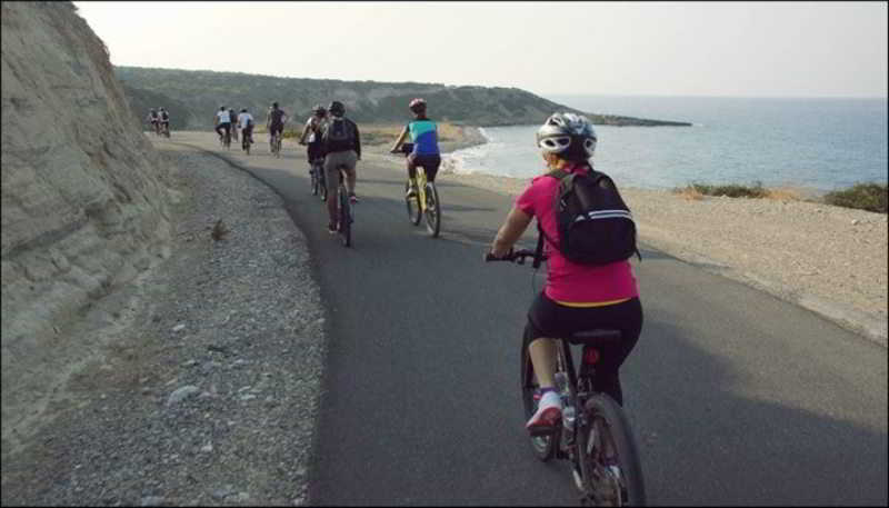 Sports and Entertainment
Sports and Entertainment
di Sinya G.H.