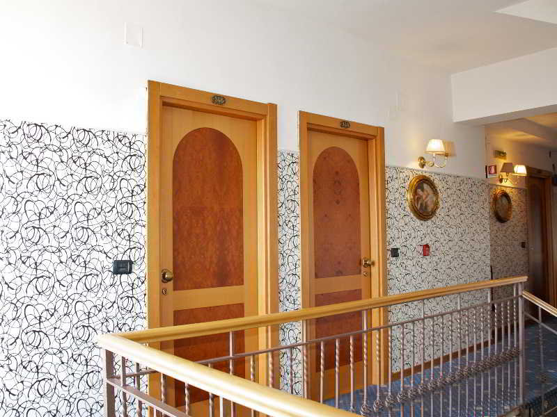 Room
Room
di Business Hotel