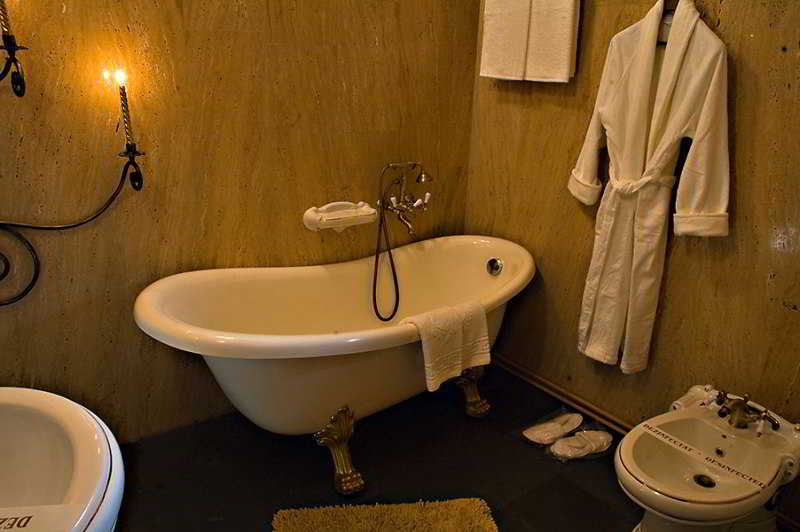 Room
Room
di Hunter Prince Castle & Dracula