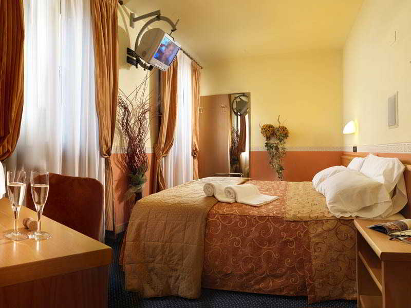 Room
Room
di Hotel & Residence Roma