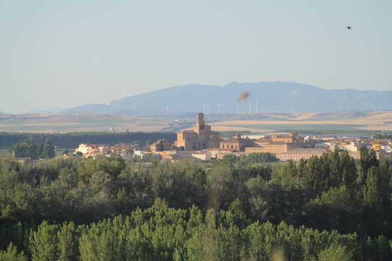 Sports and Entertainment
Sports and Entertainment
di Hospederia De Alesves