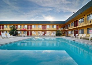 Pool
 di Econo Lodge  Inn & Suites I-5 at Rt. 58
