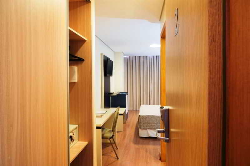 Room
Room
di Hotel Financial