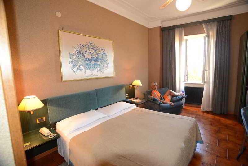 Room
Room
di MSN Hotel Galles Genova