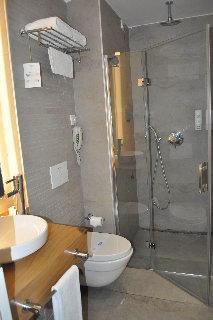 Room
Room
di Wes Hotel