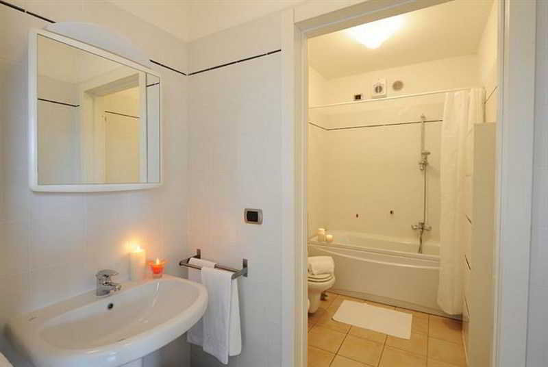 Room
Room
di Residence Porto Letizia