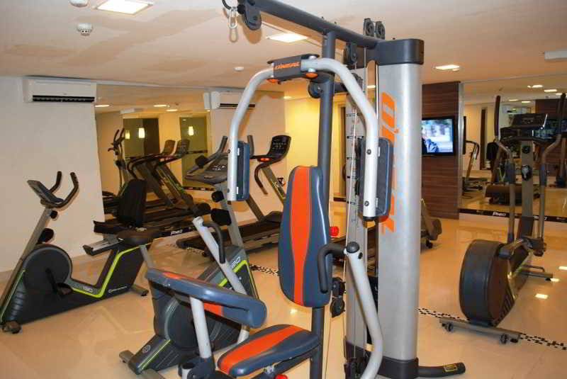 Sports and Entertainment
Sports and Entertainment
di Oscar Hotel Executive