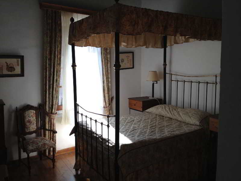 Room
Room
di Nostalgia Court