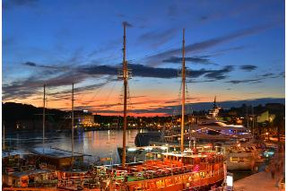 Sports and Entertainment
Sports and Entertainment
di Meteor