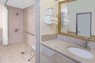 Travelodge by Wyndham Costa Mesa Newport Beach