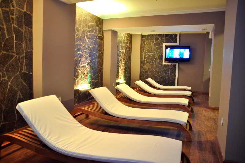 Sports and Entertainment
Sports and Entertainment
di Neva Star Gate Hotel