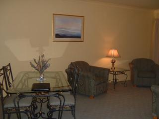 Hopkins House Motel & Apartments