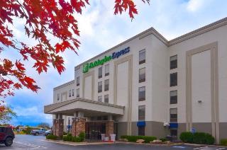 Holiday Inn Express and Suites Fayetteville Univ O