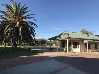 Country Gardens Motor Inn image 1