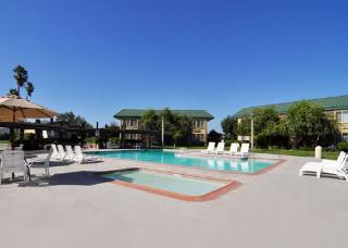 Pool
 di Clarion Inn & Suites