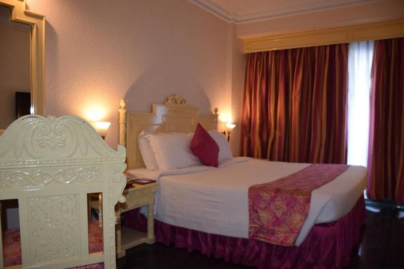 This photo about Golden park shared on HyHotel.com