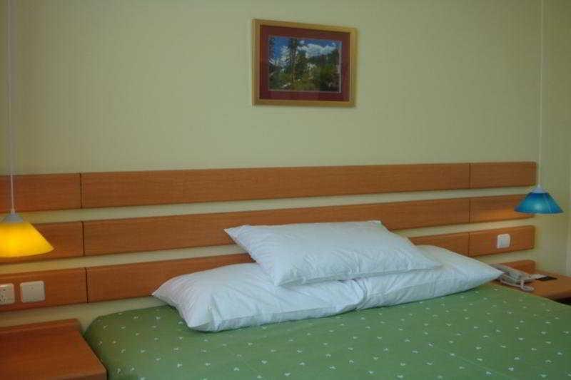 This photo about Home Inn Gezhou Dam shared on HyHotel.com