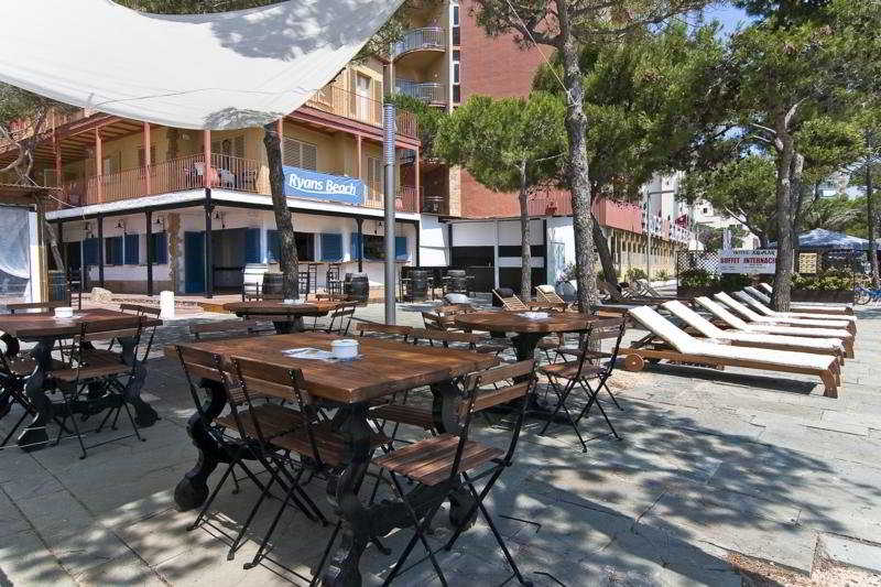 This photo about Apartamentos Delfin shared on HyHotel.com