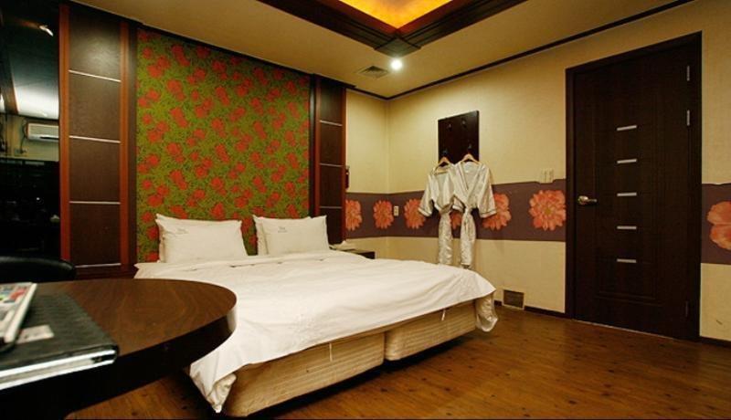 This photo about Capetown shared on HyHotel.com