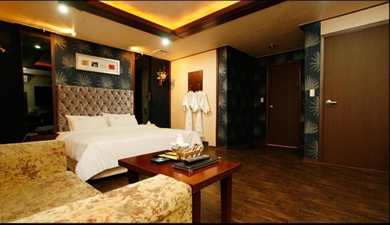 This photo about Capetown shared on HyHotel.com