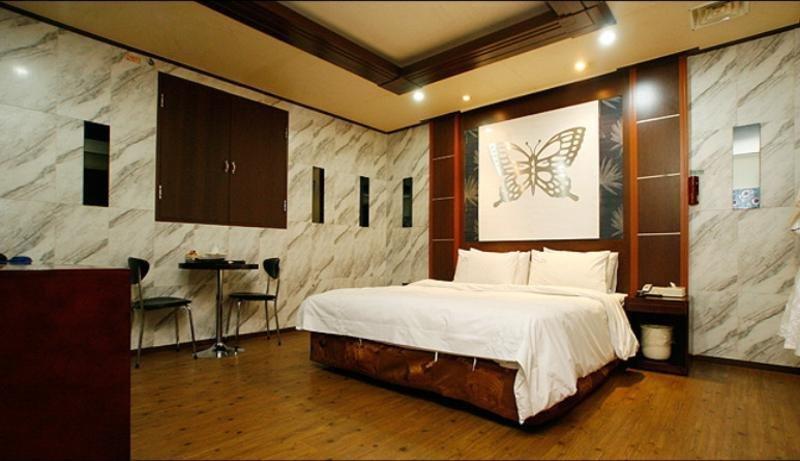 This photo about Capetown shared on HyHotel.com