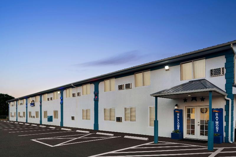 在meiguo.com看到的Red Coach Inn & Suites Hutchinson的介绍图片