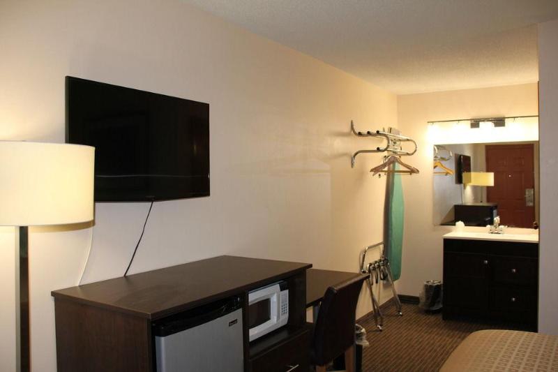 在meiguo.com看到的Knights Inn Niagara Falls Near IAG Airport的介绍图片