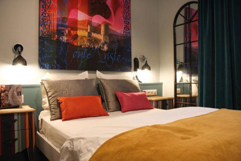 This photo about Aux Trois Roses shared on HyHotel.com