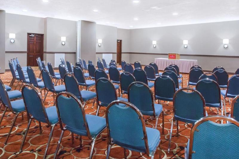 在meiguo.com看到的Ramada Hotel & Conference Center by Wyndham Ithaca的介绍图片