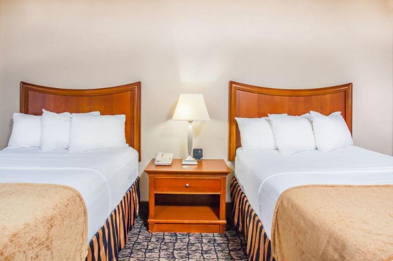 在meiguo.com看到的Ramada Hotel & Conference Center by Wyndham Ithaca的介绍图片