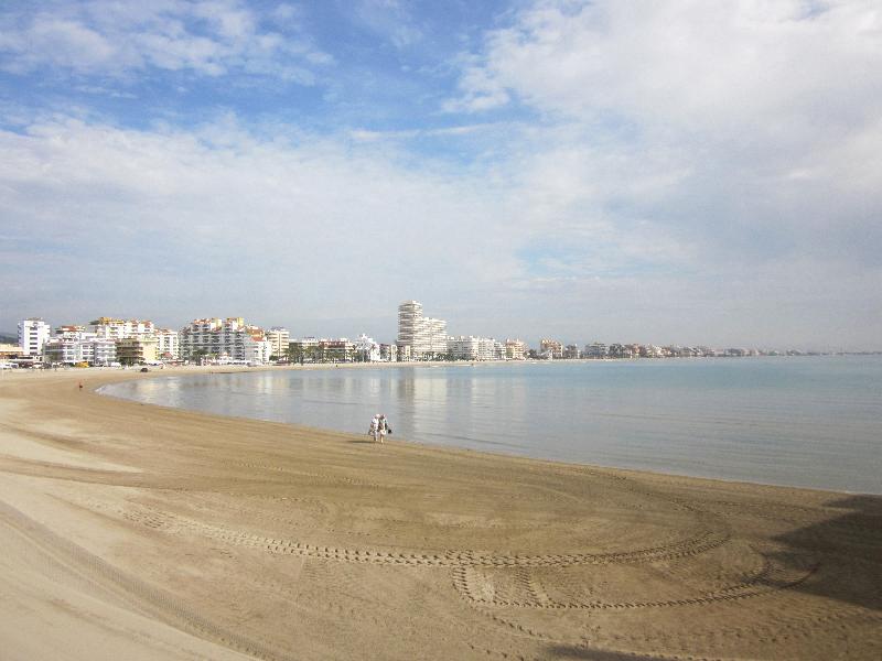 This photo about Apartamentos Peniscola Centro 3000 Sin Piscina shared on HyHotel.com
