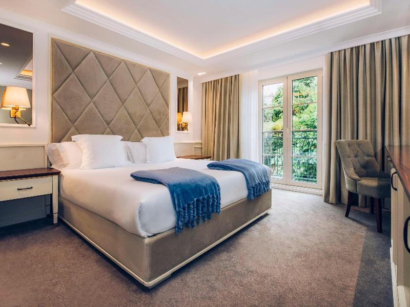 cheap resort hotels  to Spend holiday with family