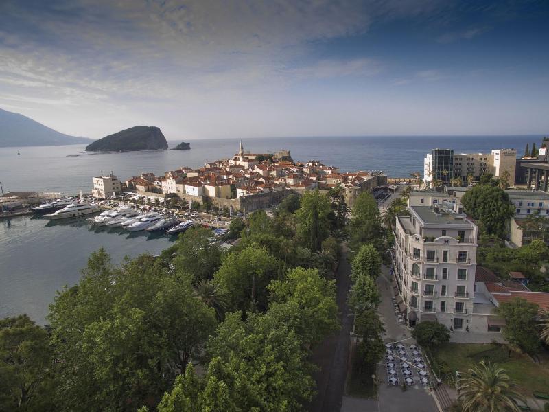 cheap resort hotels  to Spend holiday with family