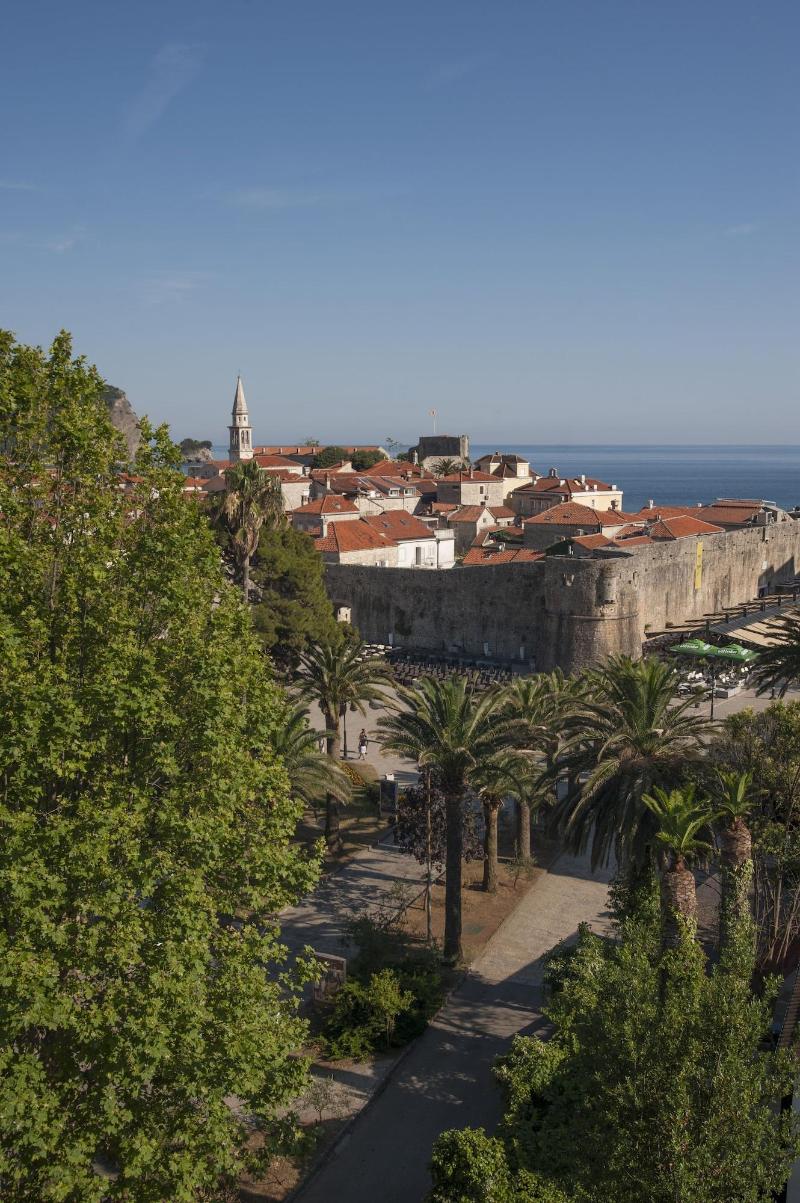 cheap resort hotels  to Spend holiday with family