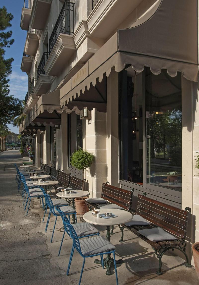 cheap resort hotels  to Spend holiday with family