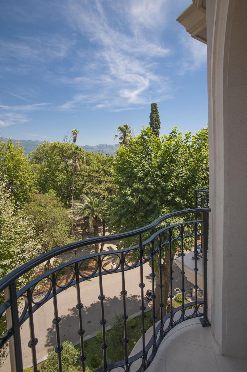 cheap resort hotels  to Spend holiday with family