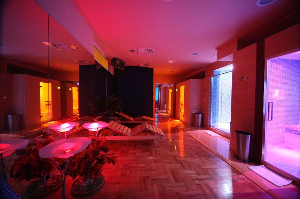 Art Hotel - Tap to explore photos