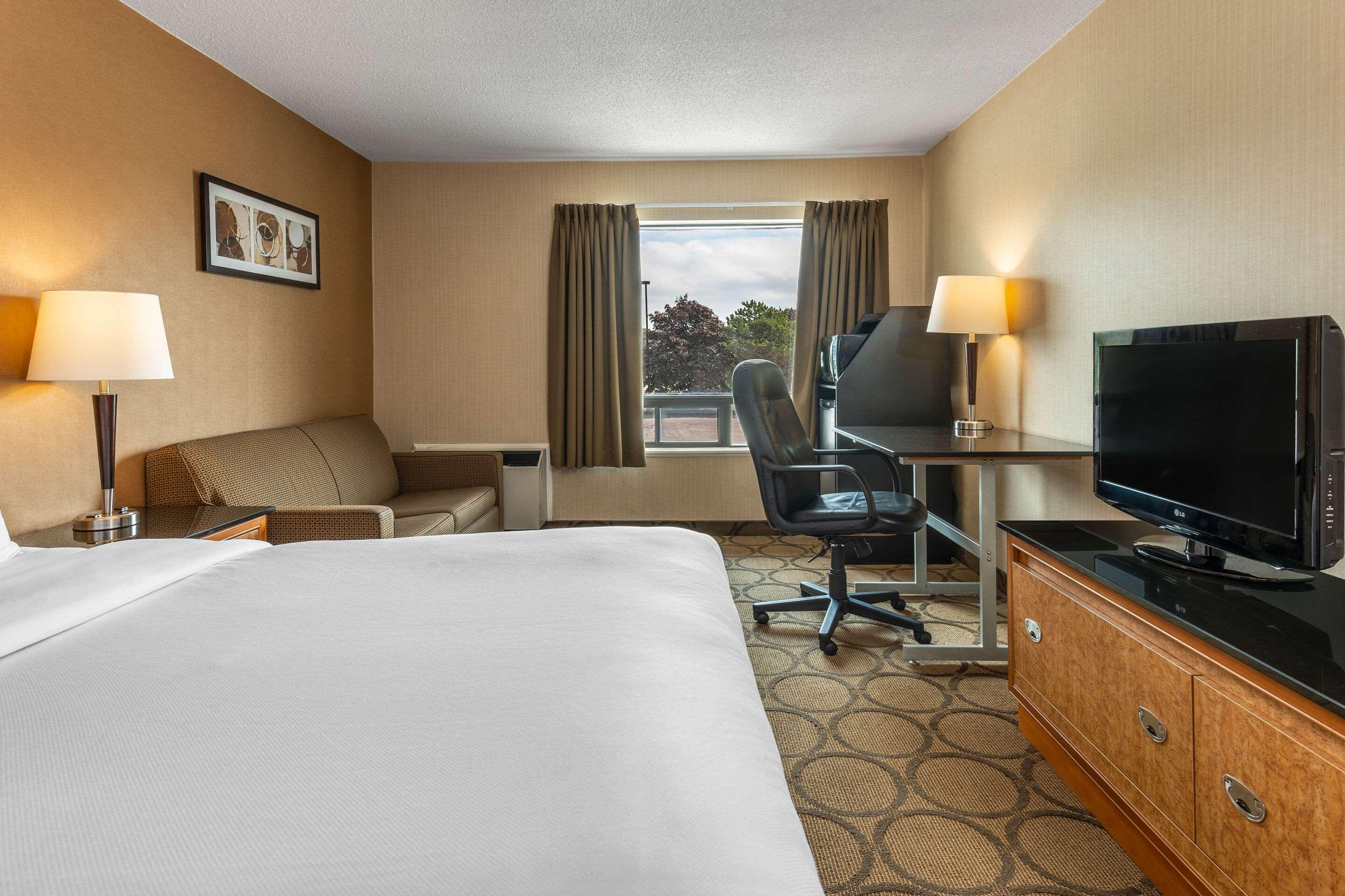 Comfort Inn Gatineau - Tap to explore photos