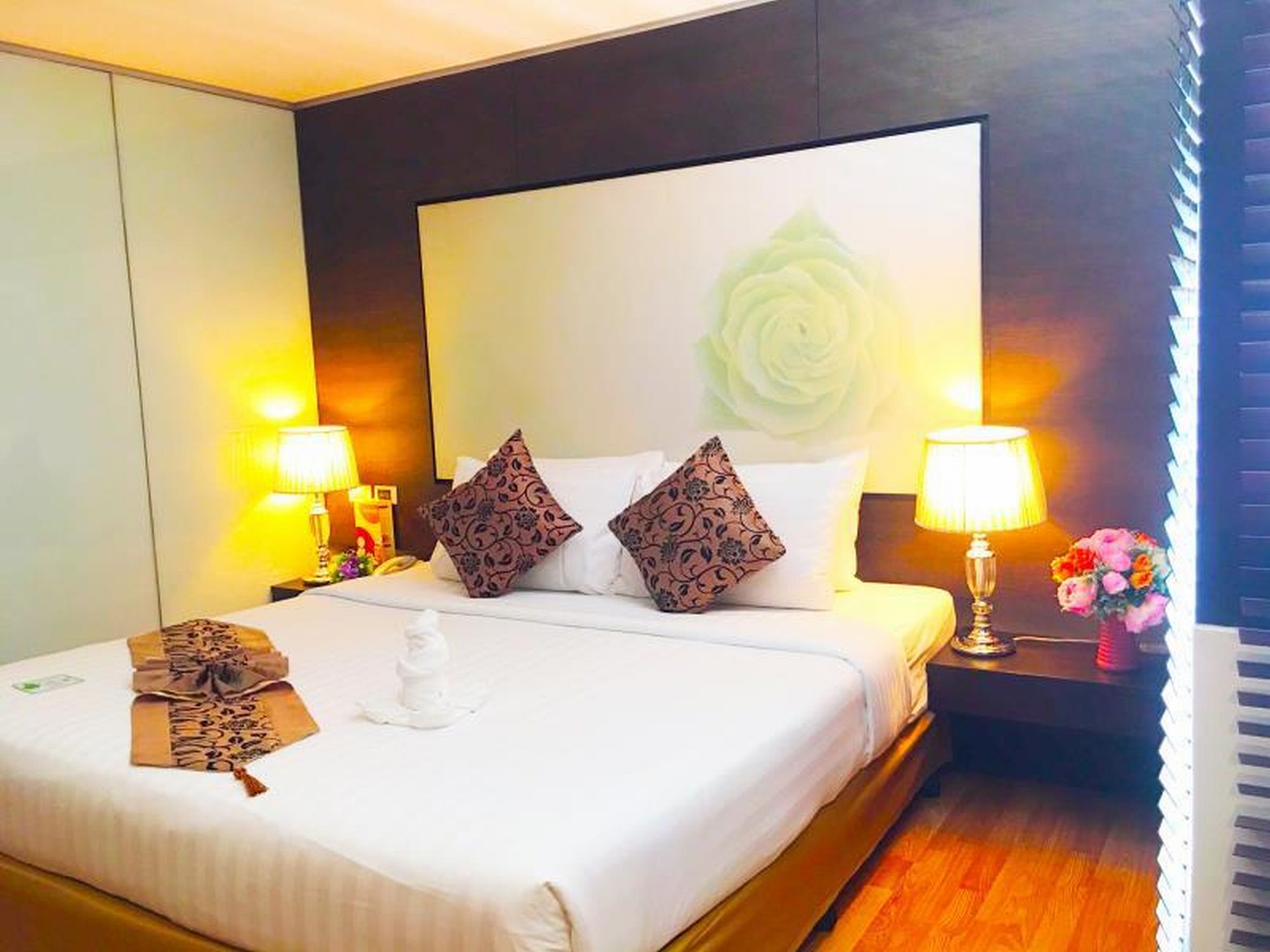I Residence Hotel Silom - Tap to explore photos