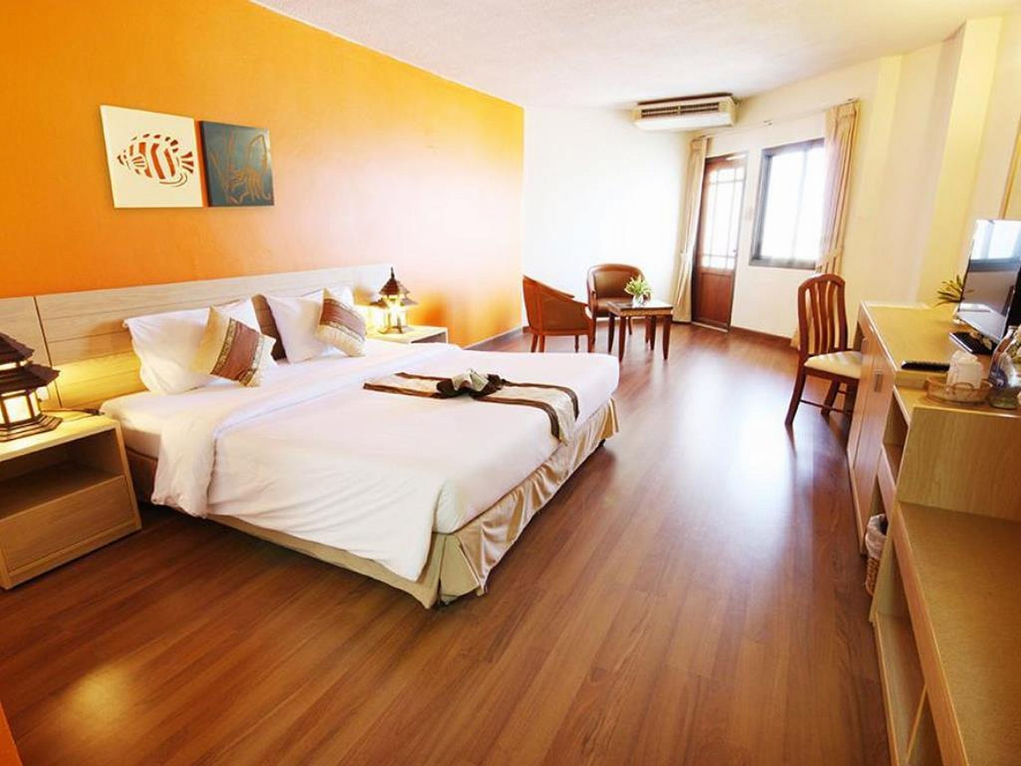 Golden Beach Cha-Am Hotel - Tap to explore photos