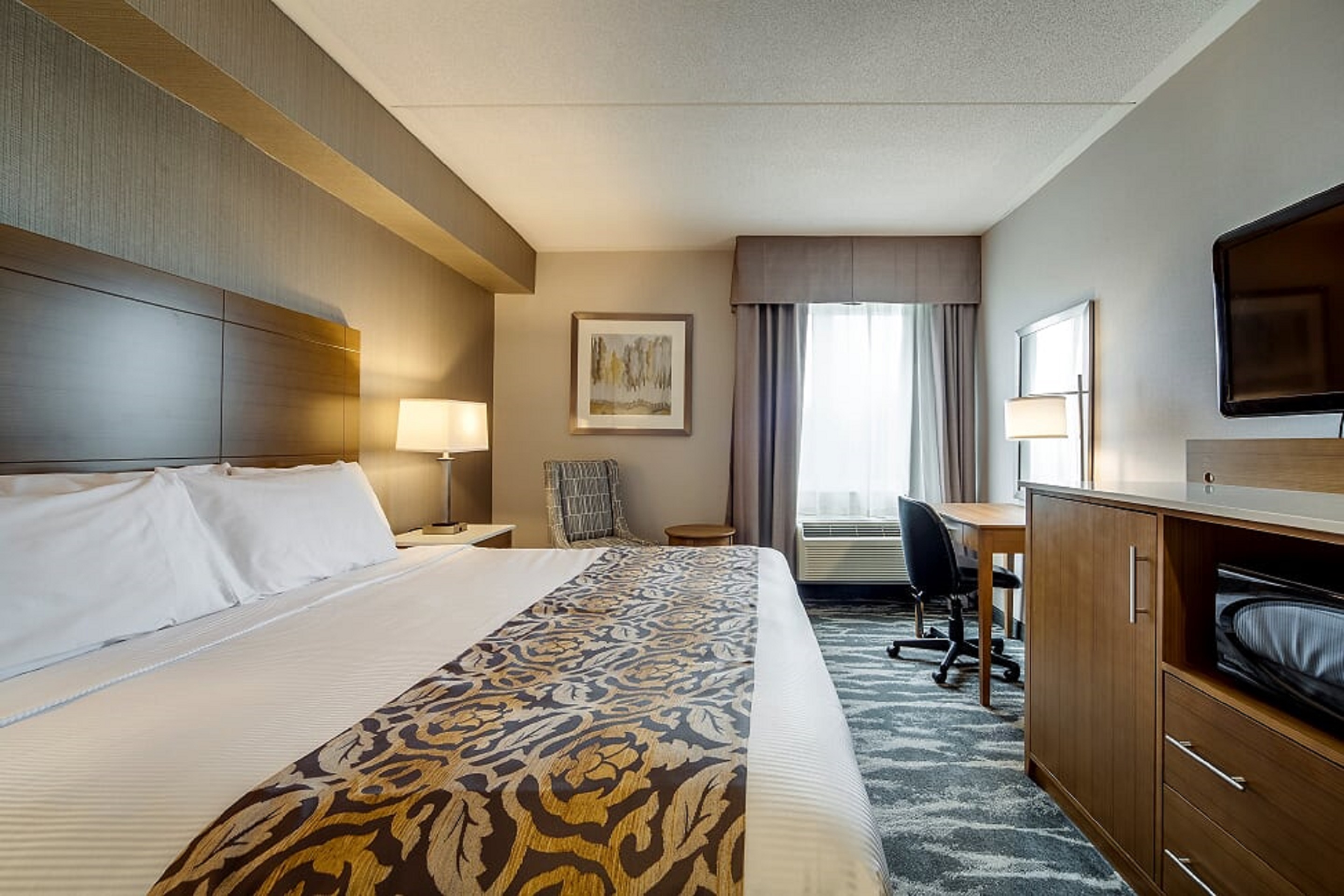 Monte Carlo Inn - Brampton Suites - Tap to explore photos